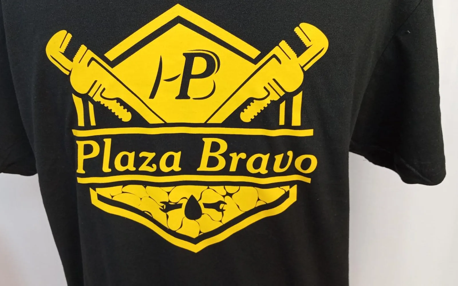 Camiseta con logotipo serigrafiado en el centro