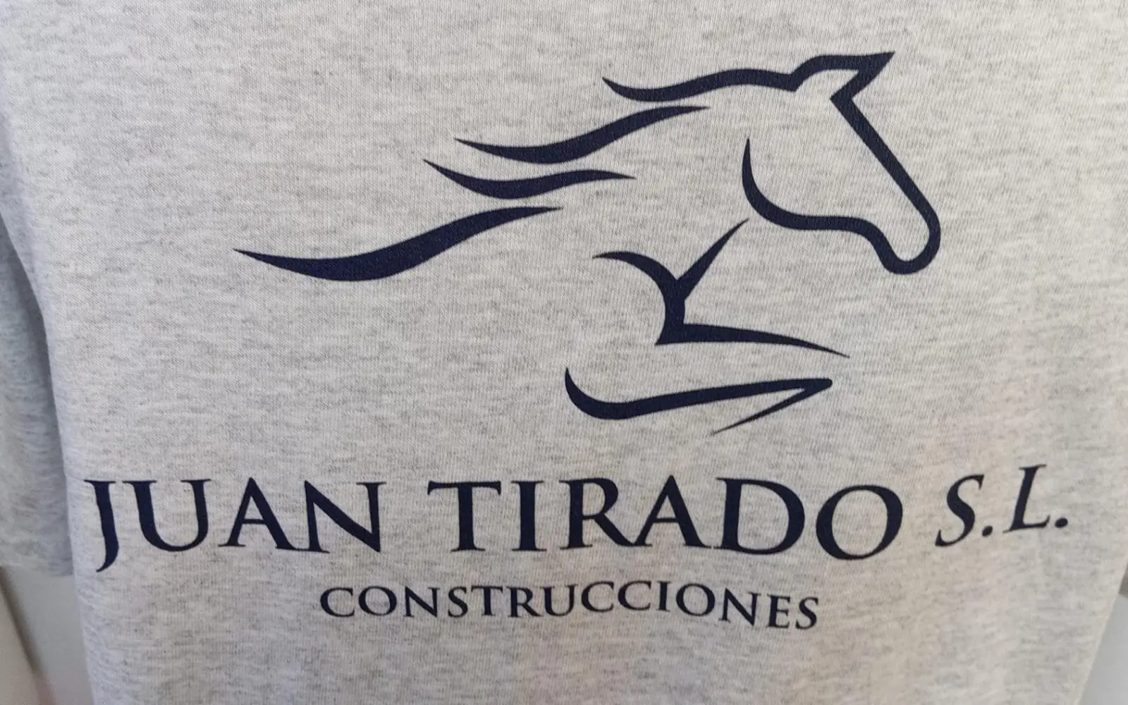 Camiseta con logotipo serigrafiado en el centro