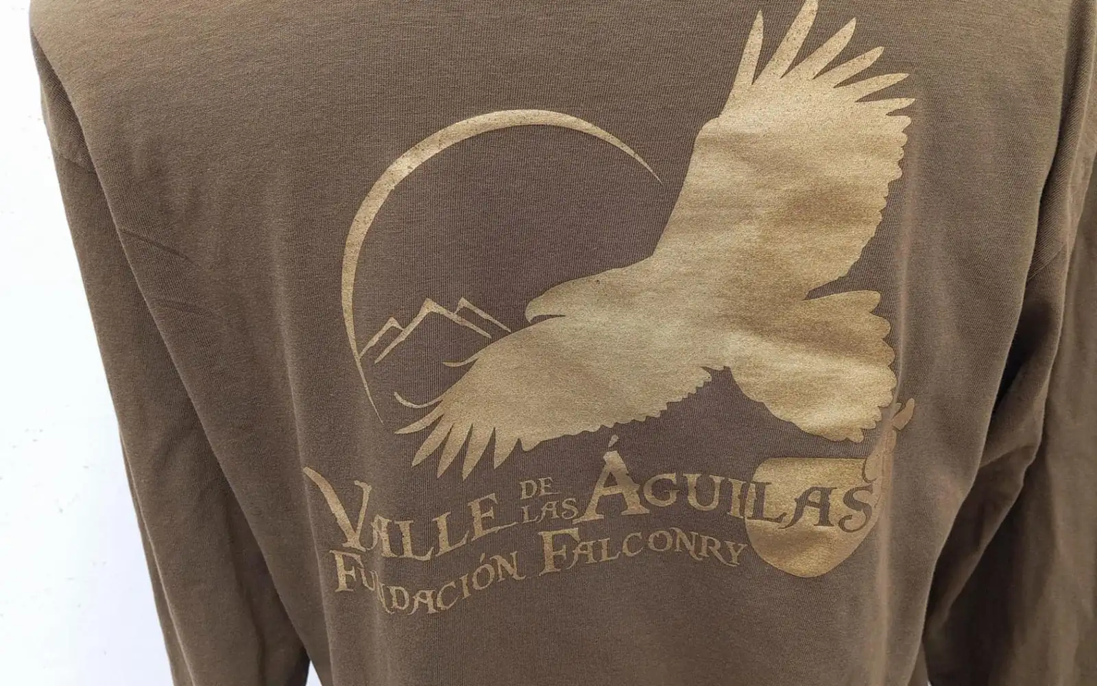 Camiseta con logotipo serigrafiado en el pecho izquierdo