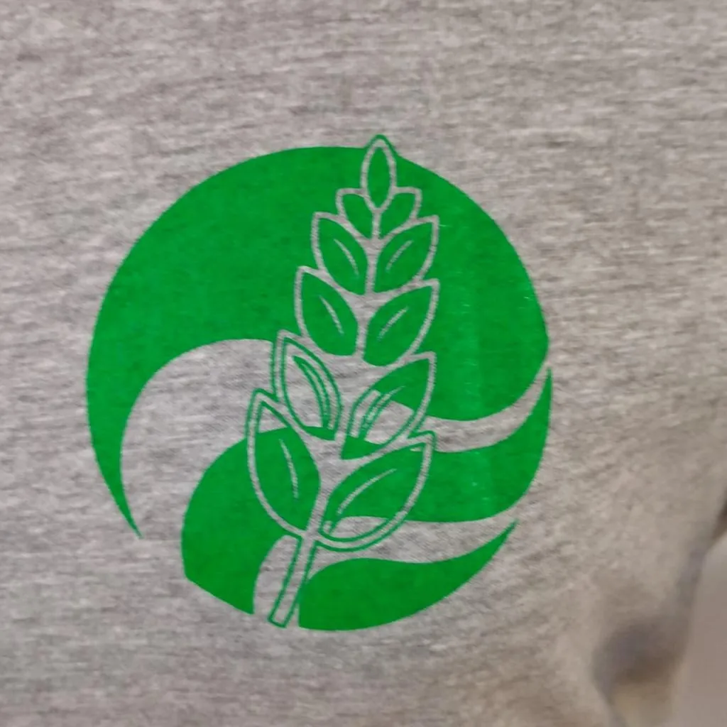 Camiseta con logotipo serigrafiado en el pecho izquierdo