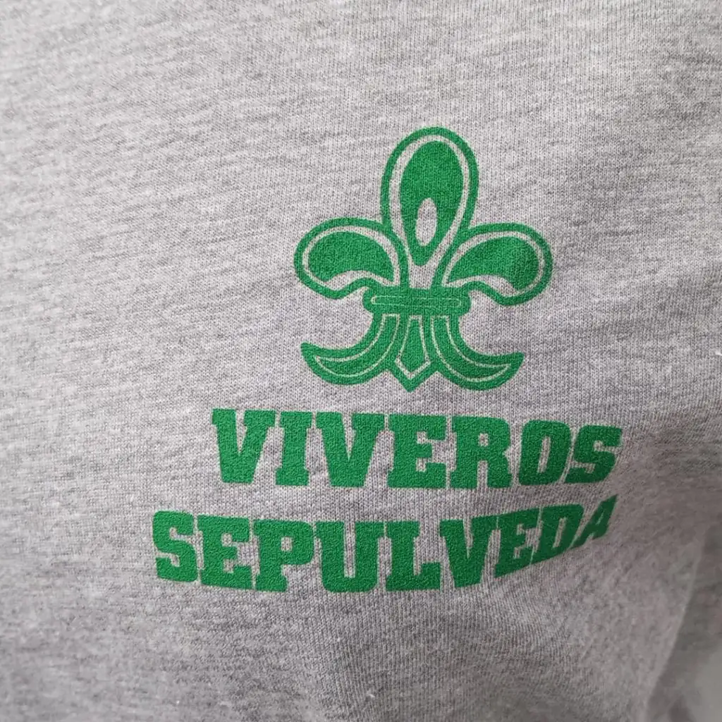Camiseta con logotipo serigrafiado en el pecho izquierdo