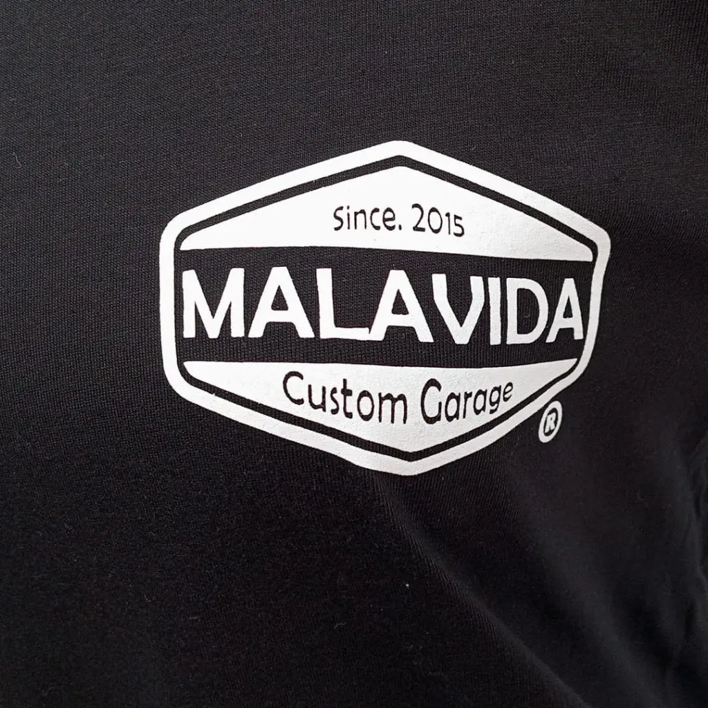 Camiseta con logotipo serigrafiado en el pecho izquierdo