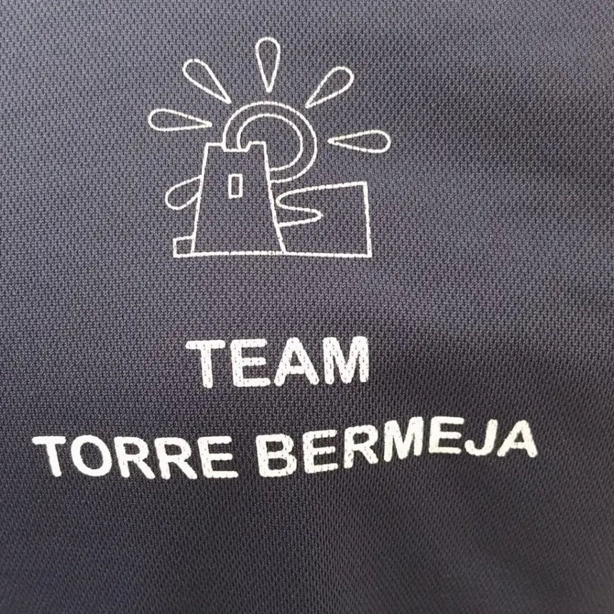 Camiseta con logotipo serigrafiado en el pecho izquierdo