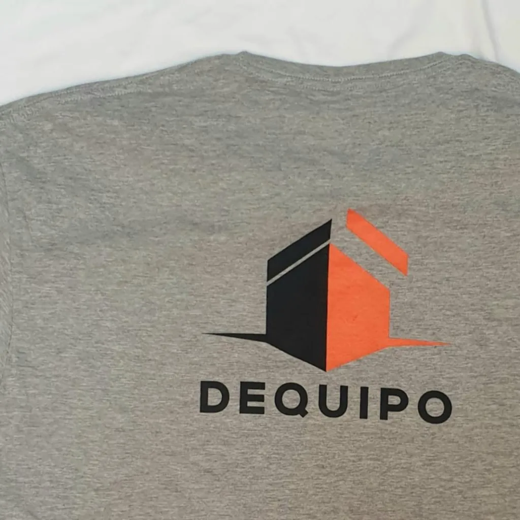 Camiseta con logotipo serigrafiado en el centro