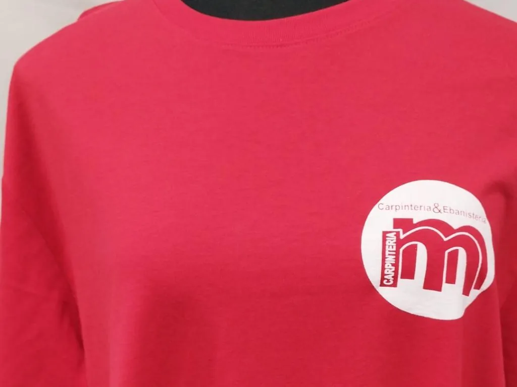 Camiseta con logotipo serigrafiado en el pecho izquierdo