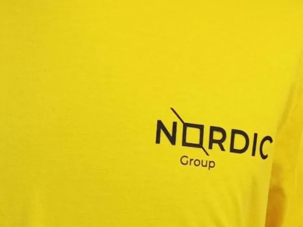 Camiseta con logotipo serigrafiado en pecho izquierdo