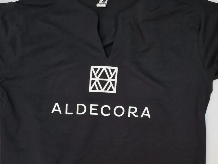 Camiseta con logotipo serigrafiado en frontal centrado