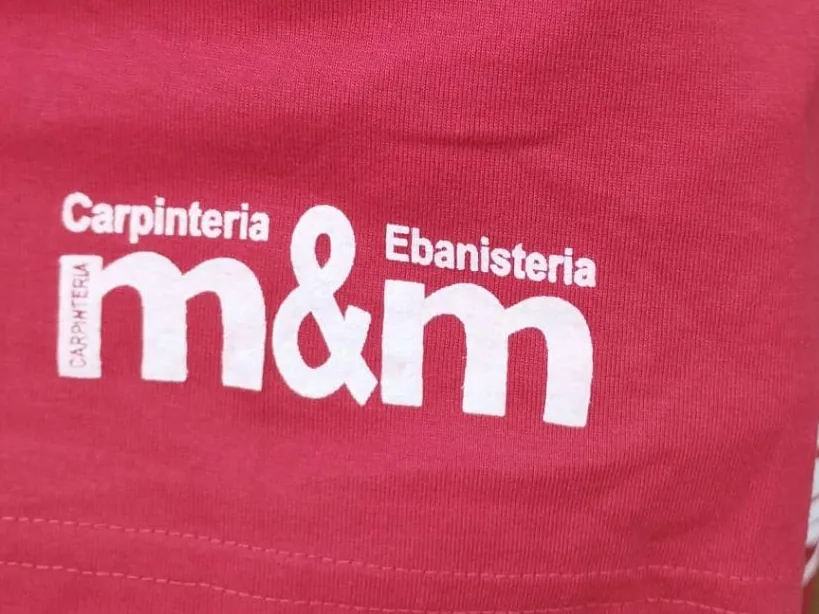 Camiseta con logotipo serigrafiado en manga