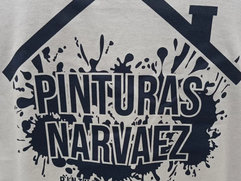 Camiseta con logotipo serigrafiado en espalda completa