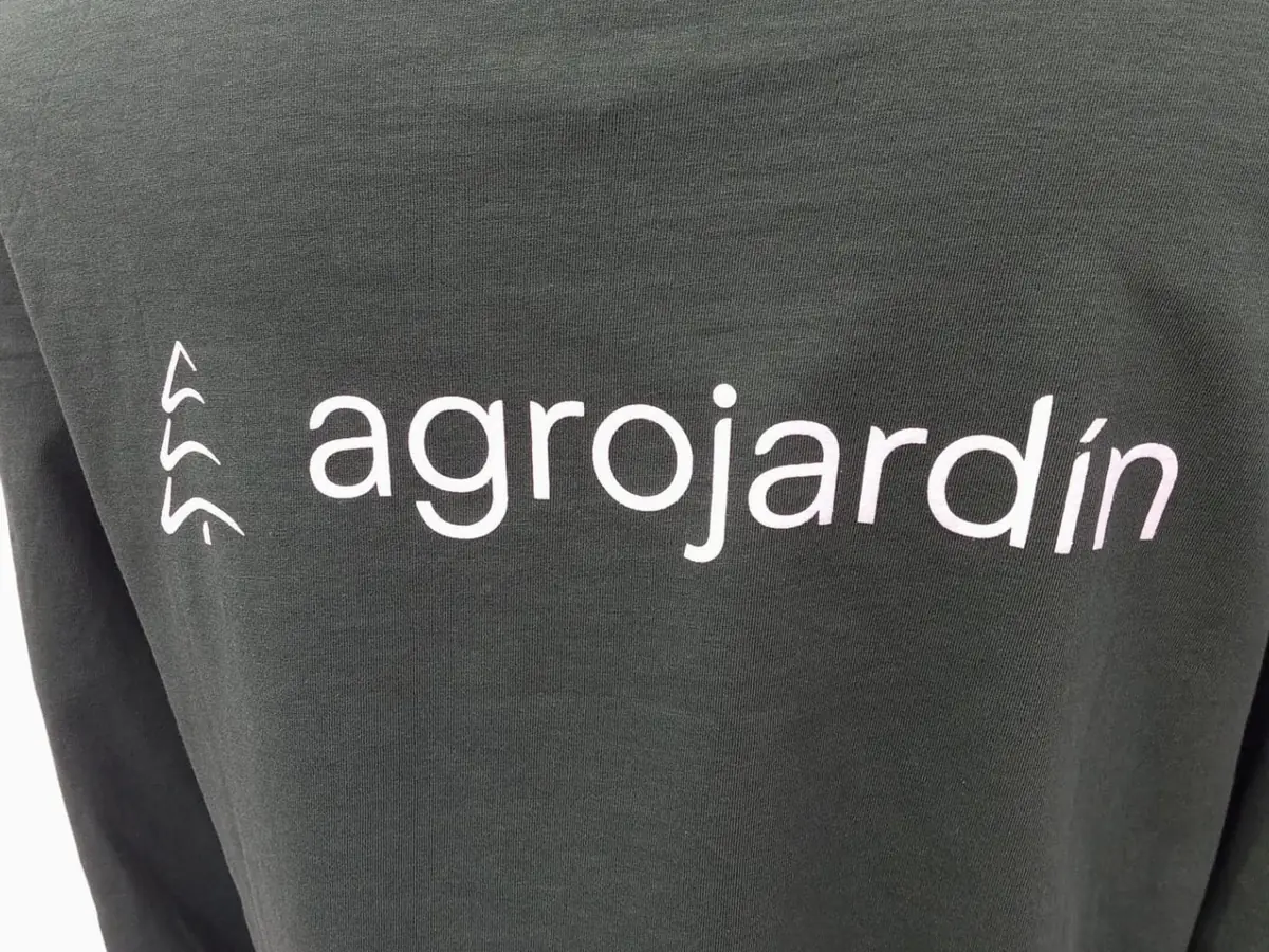 Camiseta con logotipo serigrafiado en espalda alta