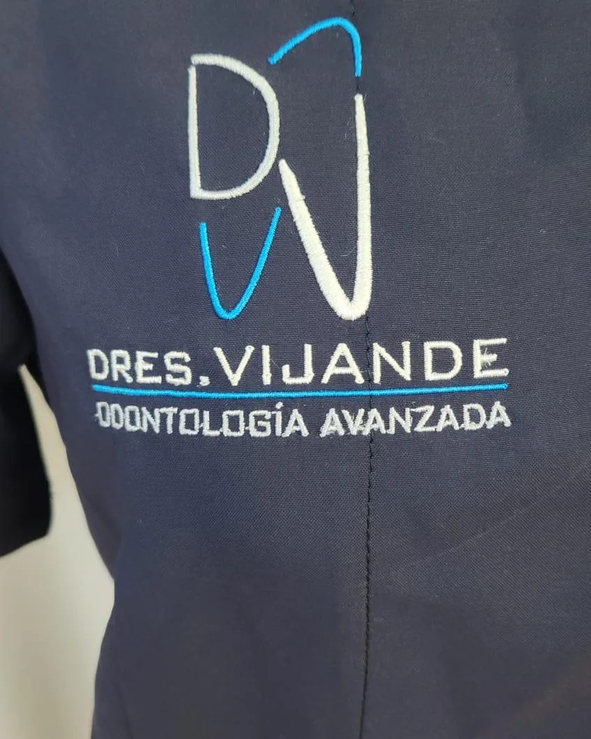 Prenda con logotipo bordado en el pecho derecho