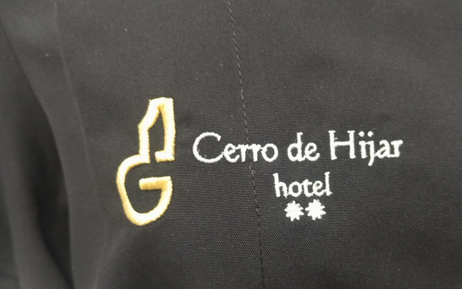 Prenda con logotipo bordado en el pecho derecho