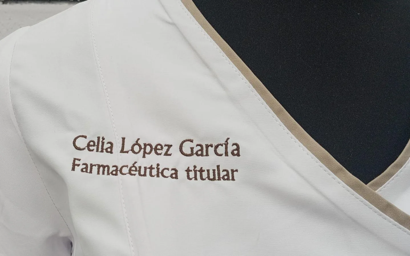 Prenda con logotipo bordado en el pecho derecho