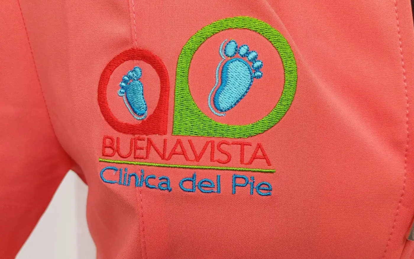 Prenda con logotipo bordado en el pecho derecho