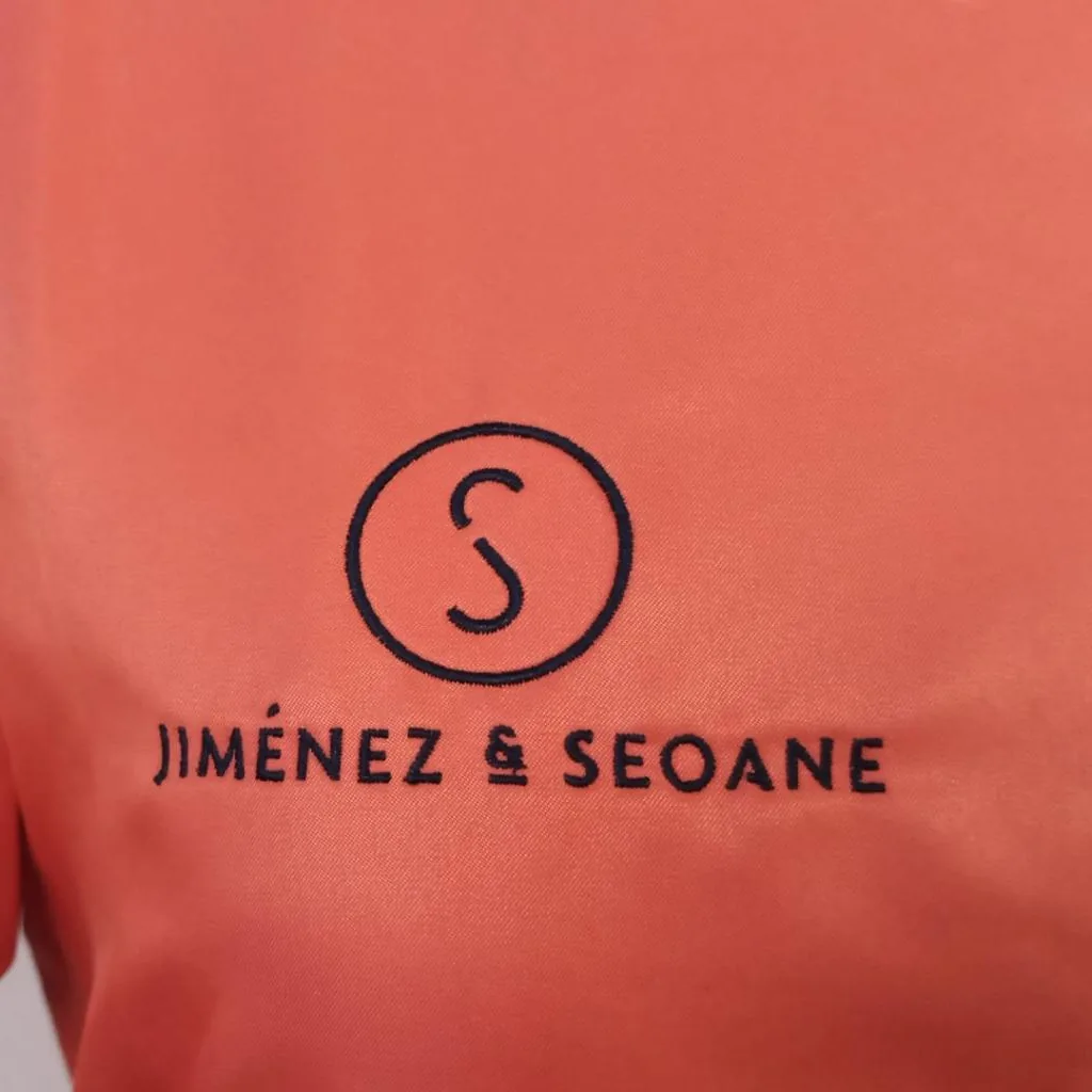 Prenda con logotipo bordado en el pecho derecho
