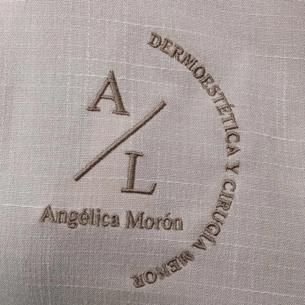 Prenda con logotipo bordado en el pecho izquierdo