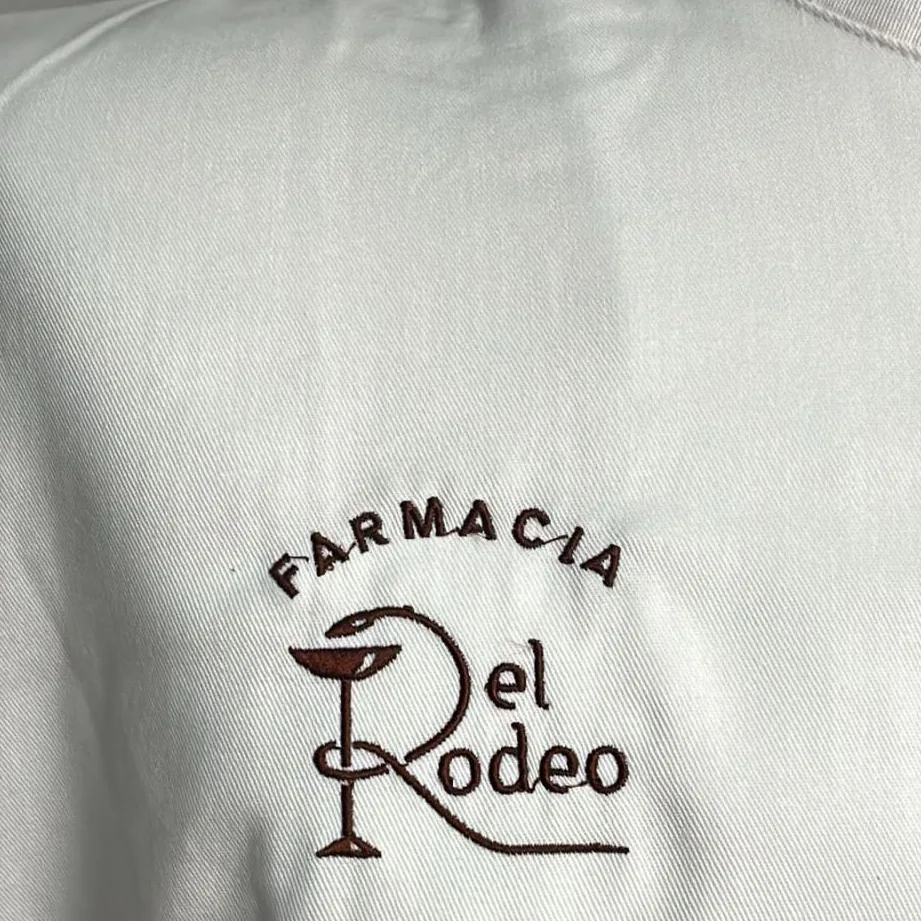 Prenda con logotipo bordado en el pecho derecho