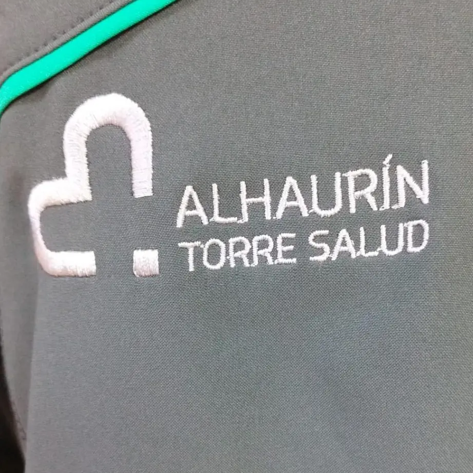 Prenda con logotipo bordado en el pecho derecho