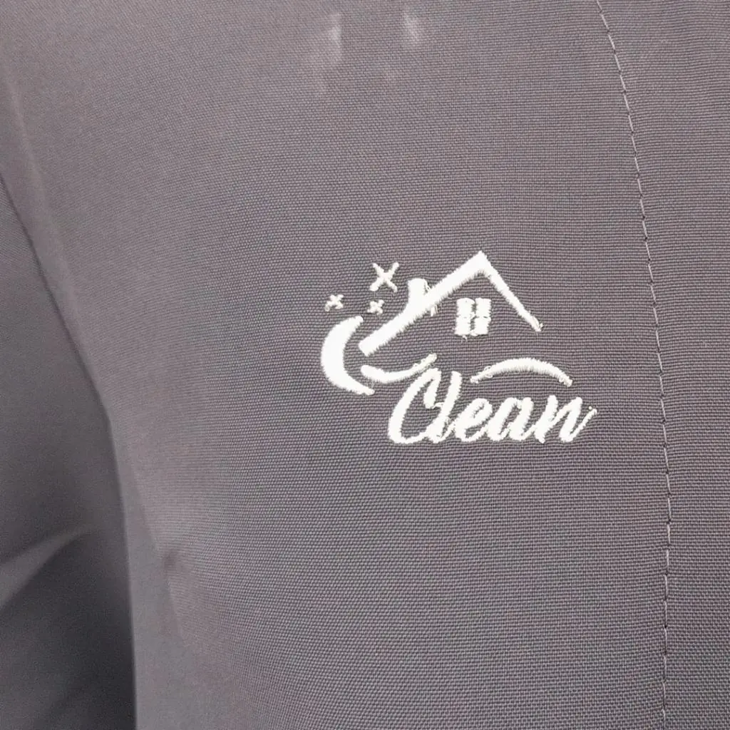 Prenda con logotipo bordado en el pecho derecho