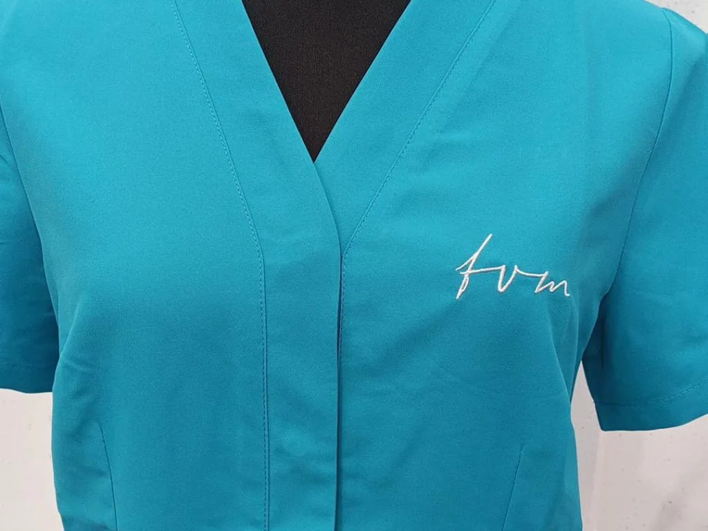 Prenda con logotipo bordado en el pecho izquierdo
