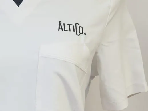 Prenda con logotipo bordado en pecho izquierdo