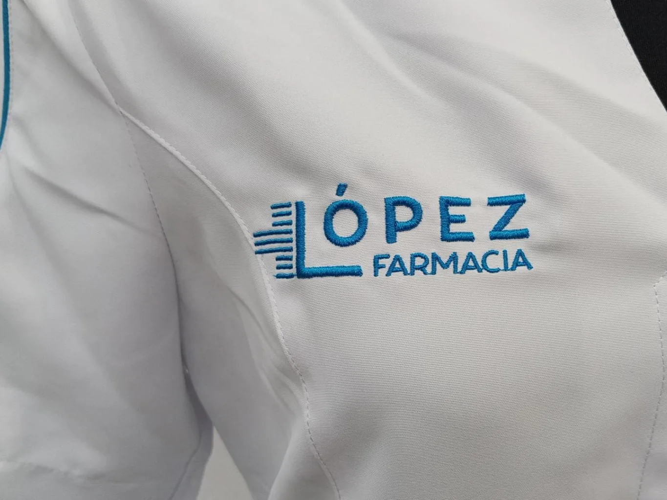 Prenda con logotipo bordado en pecho derecho
