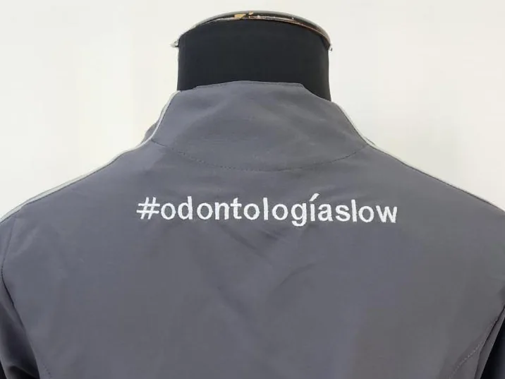 Prenda con logotipo bordado en espalda alta