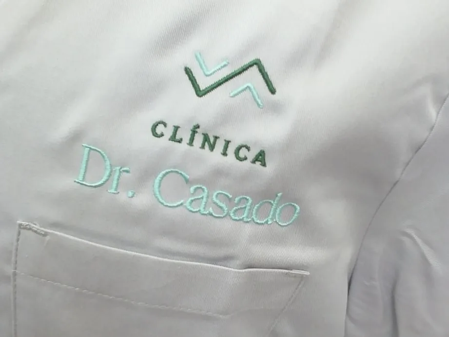 Prenda con logotipo bordado en bolsillo