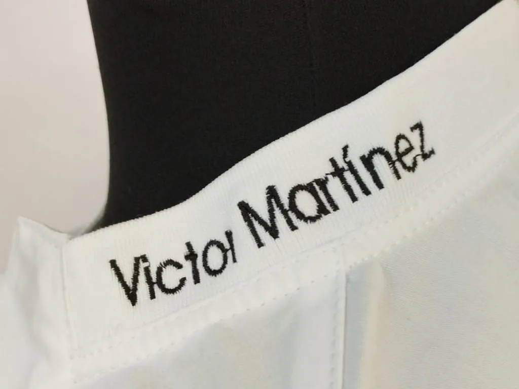 Prenda con logotipo bordado en cuello