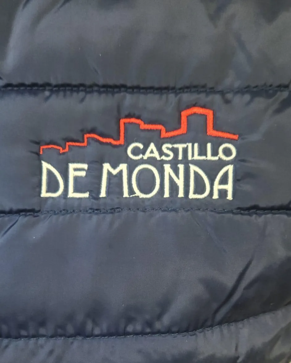 Chaleco con logotipo bordado en el pecho izquierdo