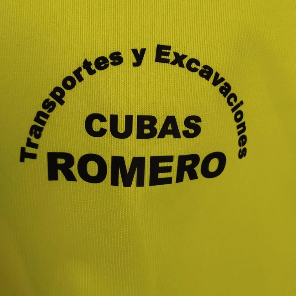 Chaleco con logotipo estampado en DTF en el pecho izquierdo