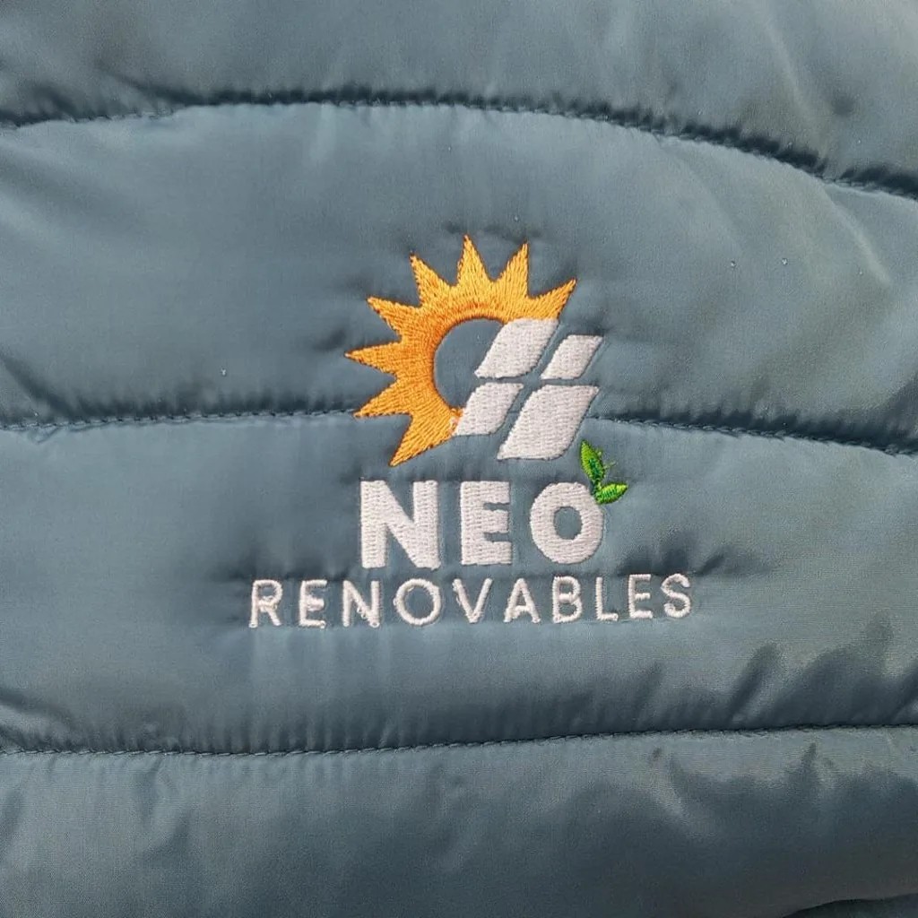 Chaleco con logotipo bordado en el pecho izquierdo