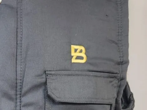 Chaleco con logotipo bordado en pecho izquierdo
