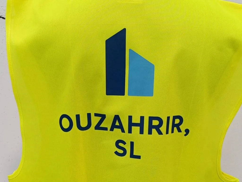 Chaleco con logotipo estampado en DTF en espalda alta