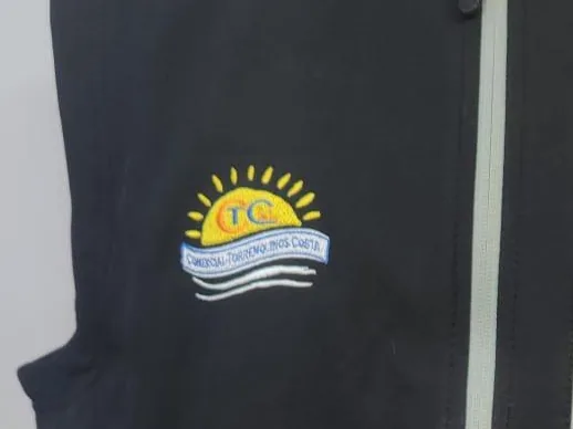 Chaleco con logotipo bordado en pecho derecho