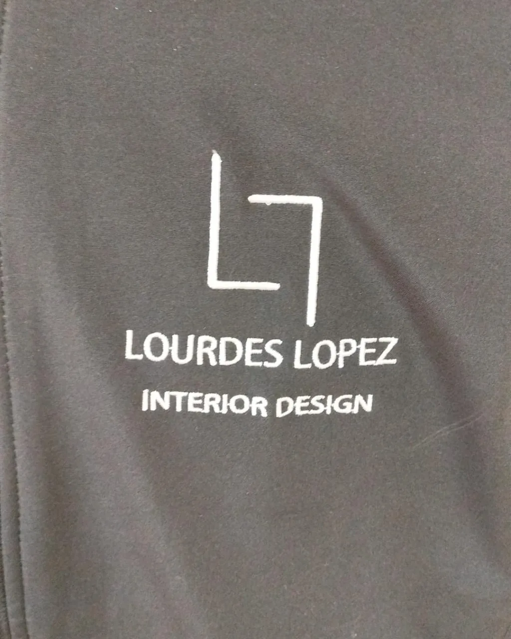 Chaqueta con logotipo bordado en el pecho izquierdo