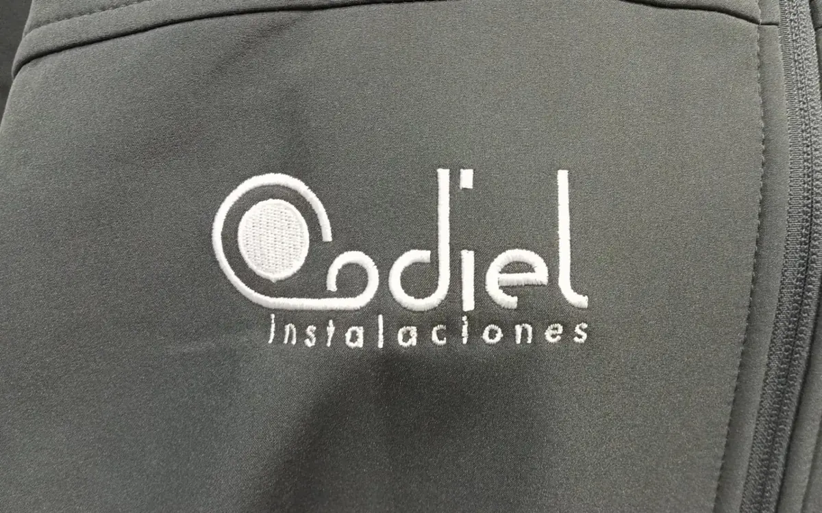 Chaqueta con logotipo bordado en el pecho derecho