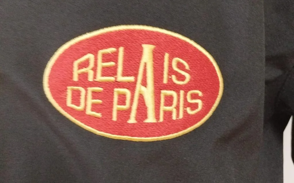 Chaqueta con logotipo bordado en el pecho izquierdo