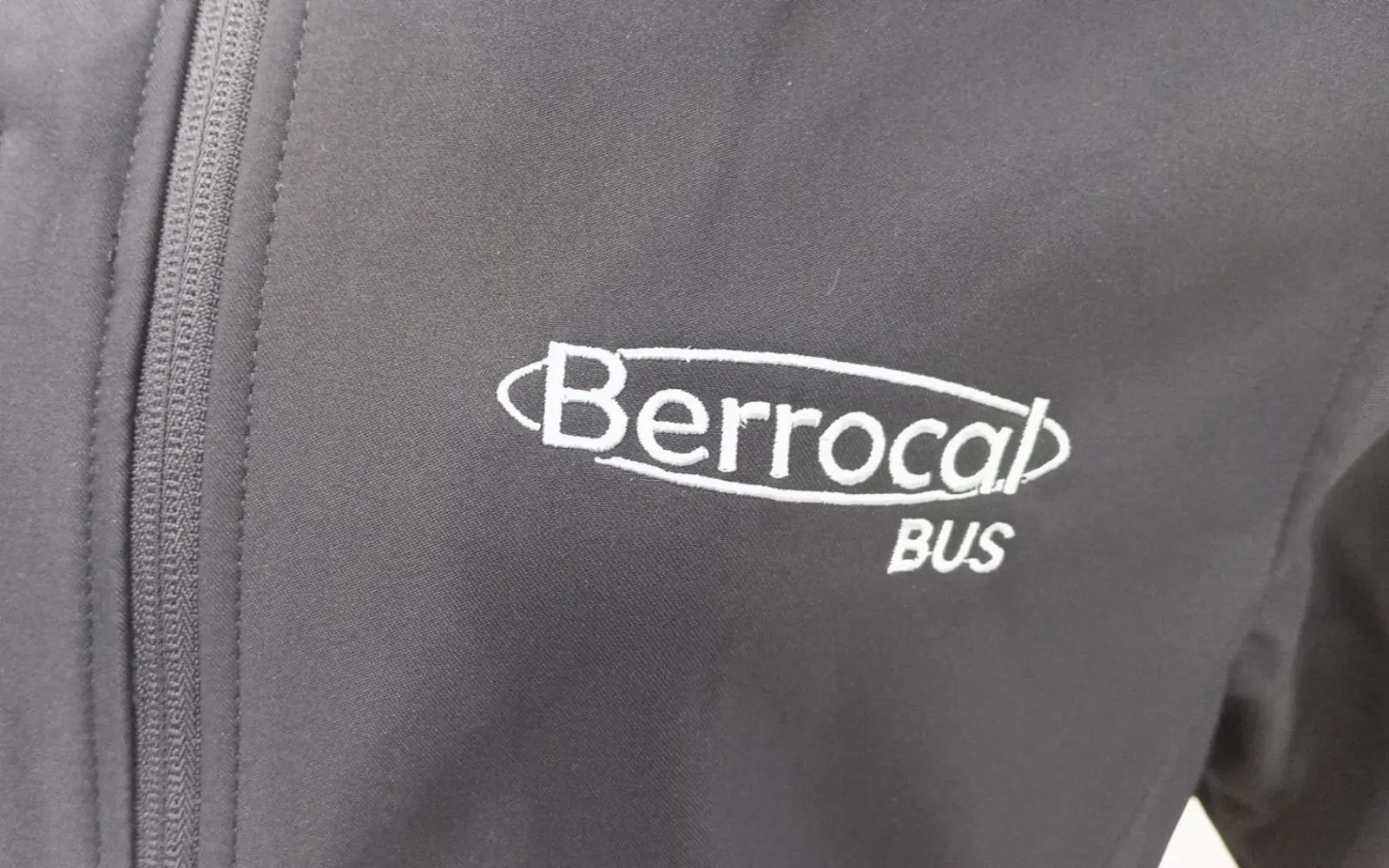 Chaqueta con logotipo bordado en el pecho izquierdo