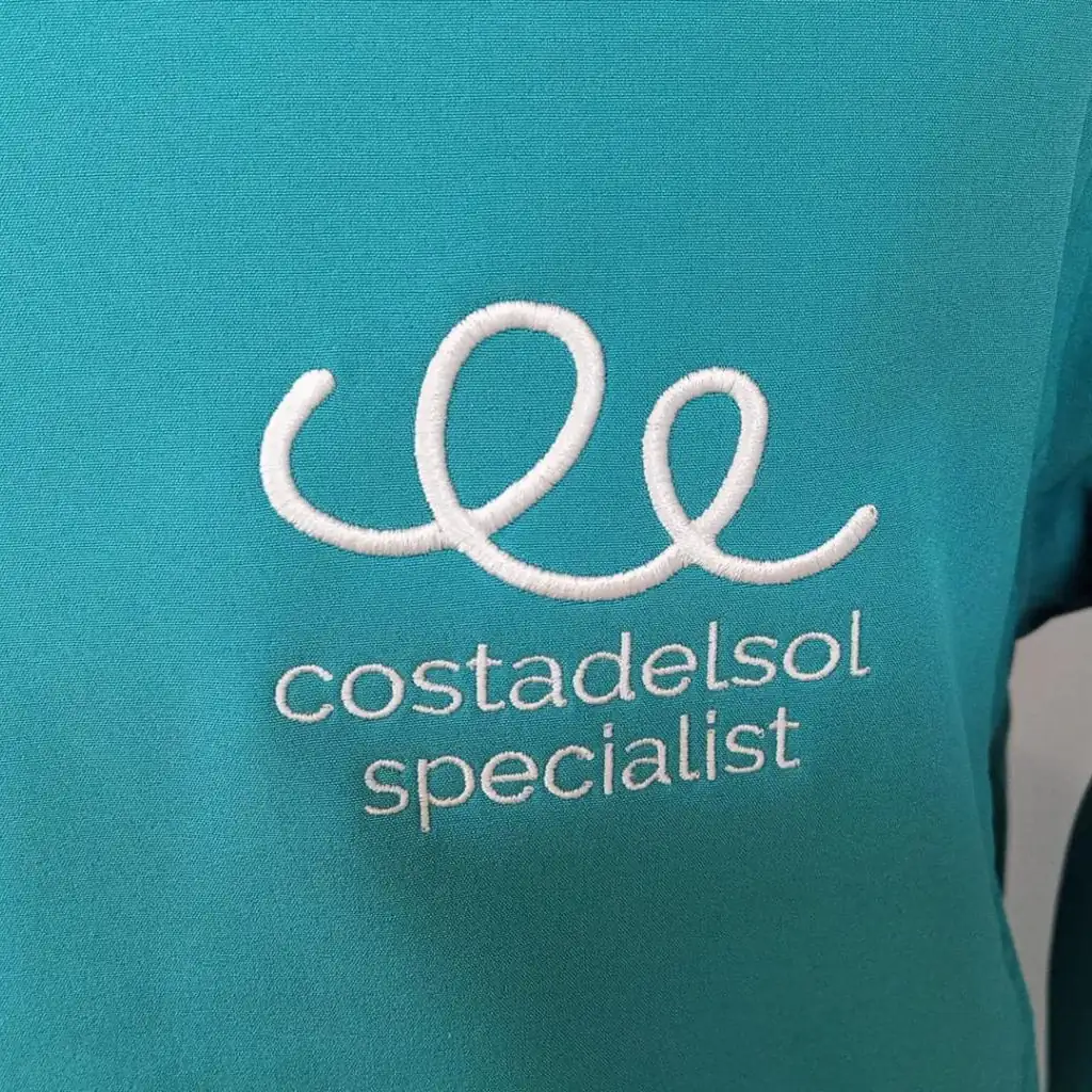 Chaqueta con logotipo bordado en el pecho izquierdo