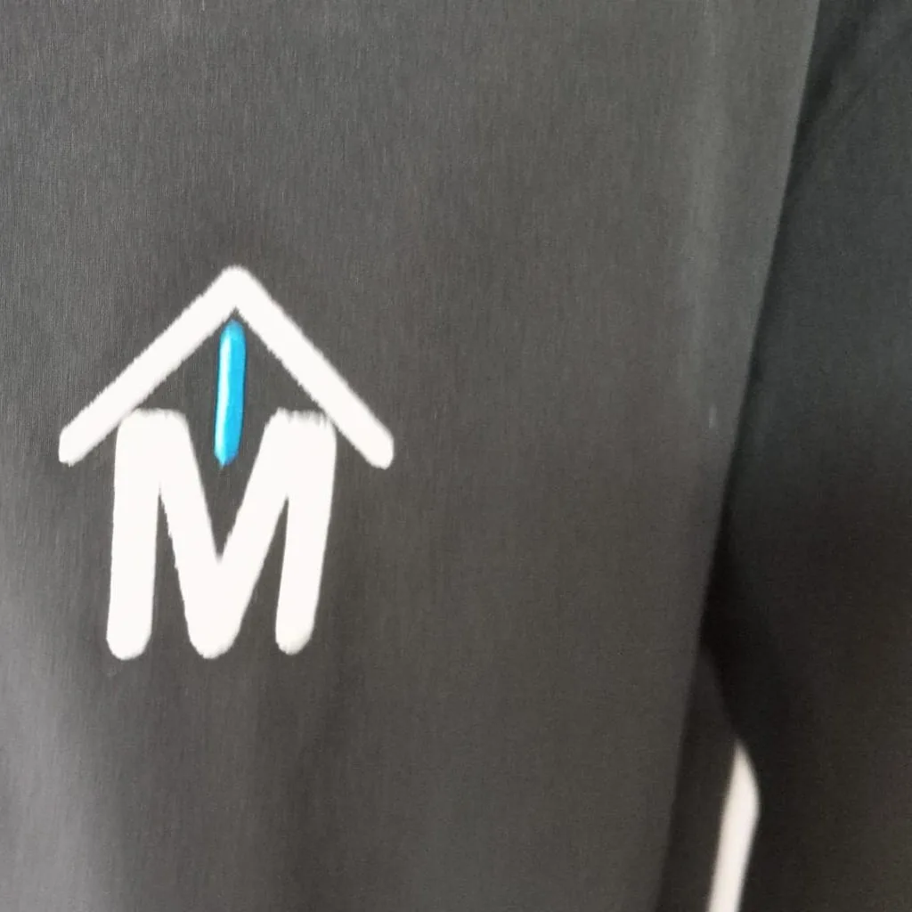 Chaqueta con logotipo bordado en el pecho izquierdo
