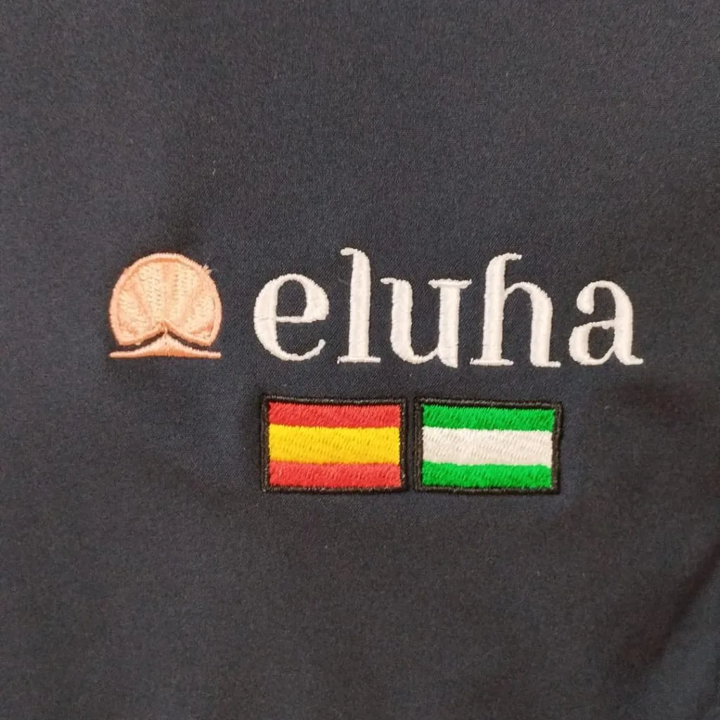 Chaqueta con logotipo bordado en el pecho izquierdo