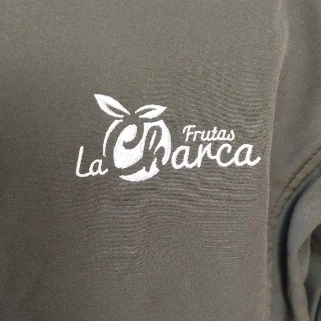 Chaqueta con logotipo bordado en el pecho izquierdo