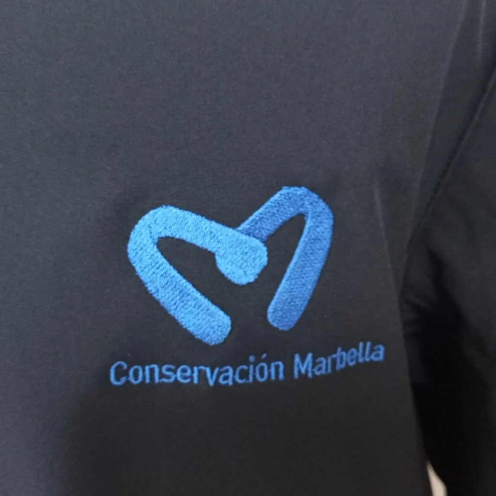 Chaqueta con logotipo bordado en el pecho izquierdo