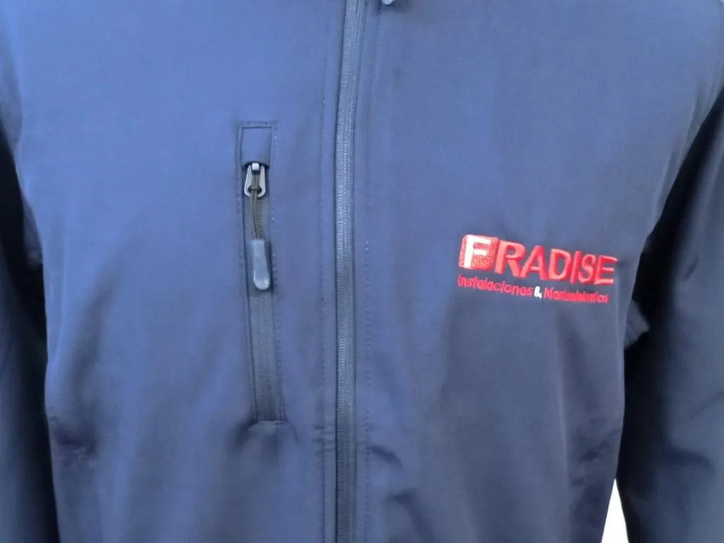 Chaqueta con logotipo bordado en el pecho izquierdo