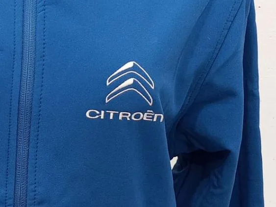 Chaqueta con logotipo bordado en pecho izquierdo