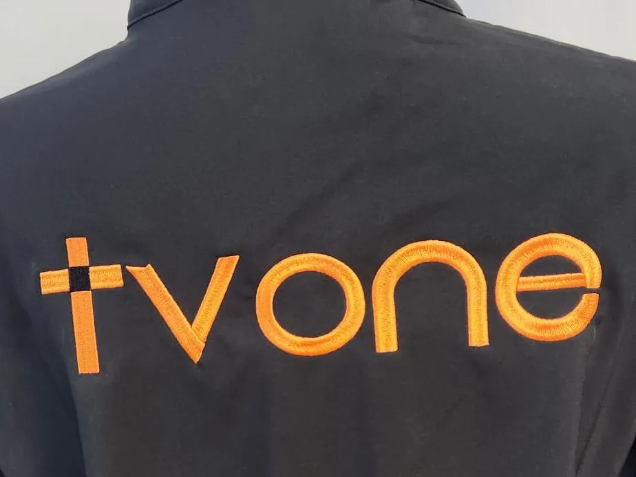 Chaqueta con logotipo bordado en espalda alta