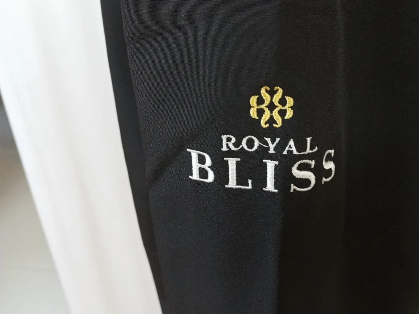 Chaqueta con logotipo bordado en manga