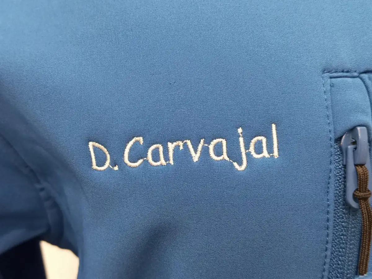 Chaqueta con logotipo bordado en pecho derecho