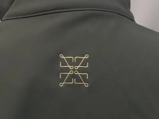 Chaqueta con logotipo bordado en cuello